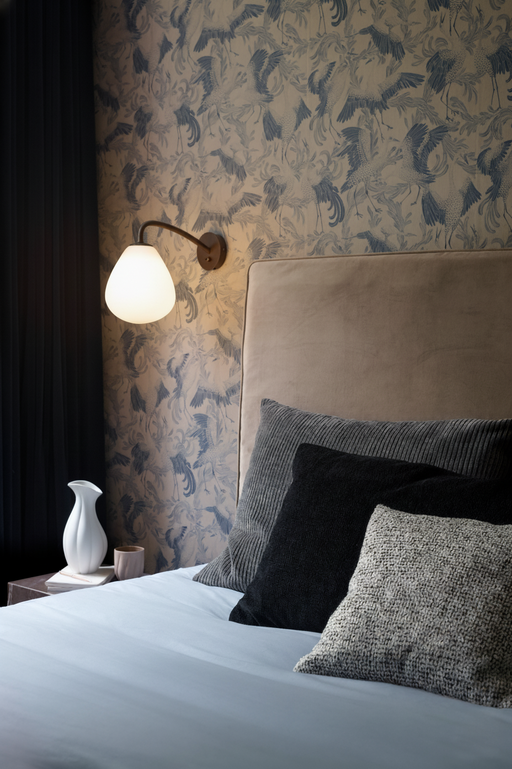 Koko puden i 45x45 cm arrangeret i en seng sammen med andre puder fra Specktrum.