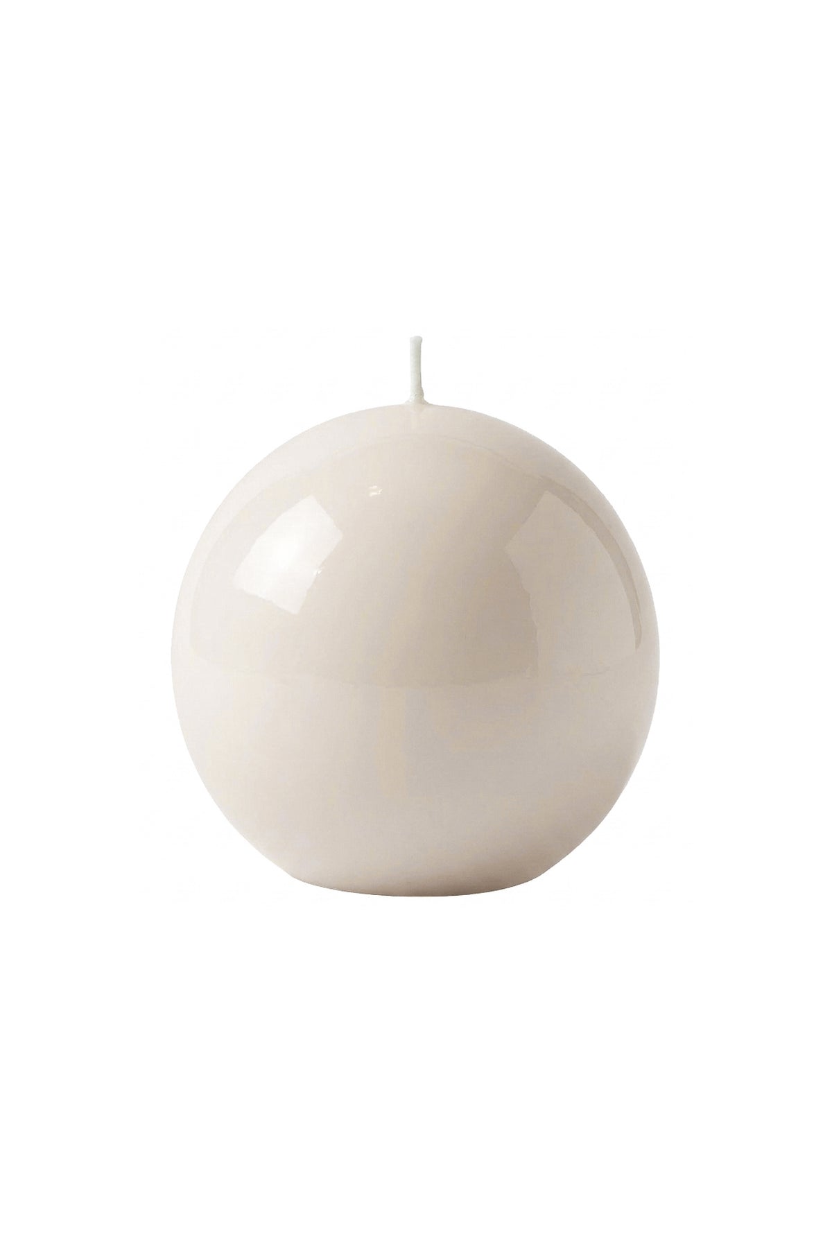 Kuglelys med en off-white lak overflade, der giver lyset et eksklusivt udseende.