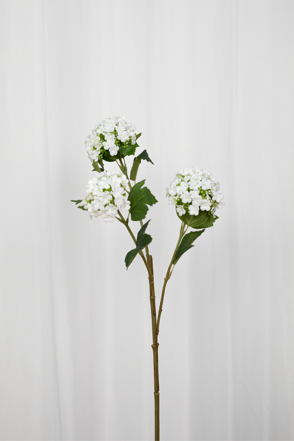 Kunstig hortensia gren i hvid med tre hoveder.