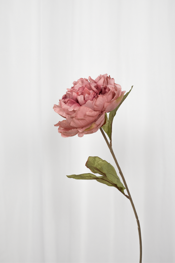 Kunstig pæon i en pink farvenuance.
