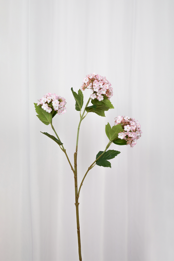 Kunstig hortensia gren i en rosa farve med 3 hoveder.