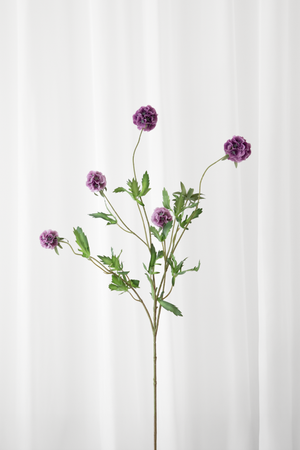 Kunstig skabiosa blomst i mørkelilla – naturtro og dekorativ stilk