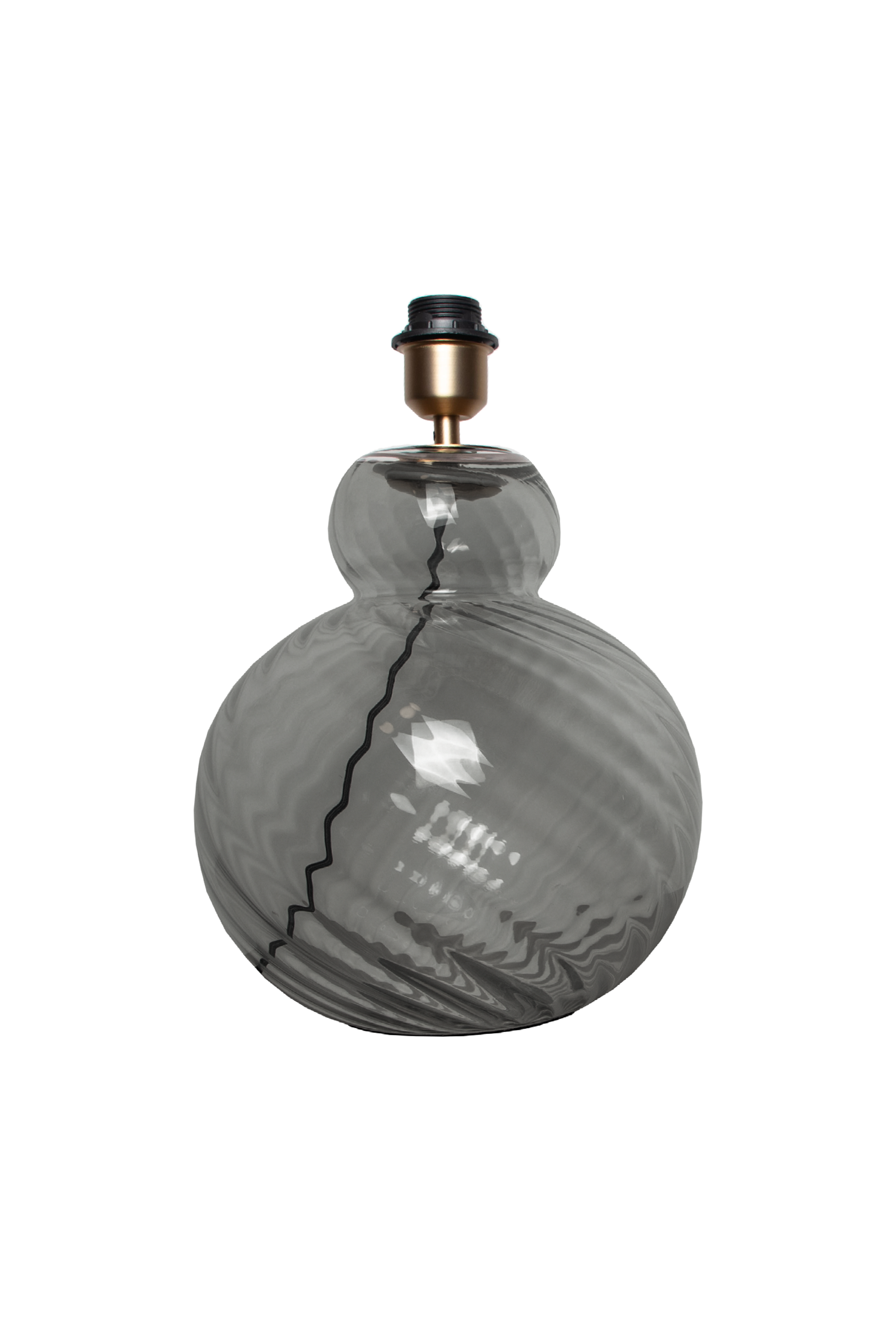 Bordlampe i gråtonet glas med buet, rund form og spiralformet mønster i overfladen. Lampen har en messingfarvet fatning og sort topstykke til montering af pære.