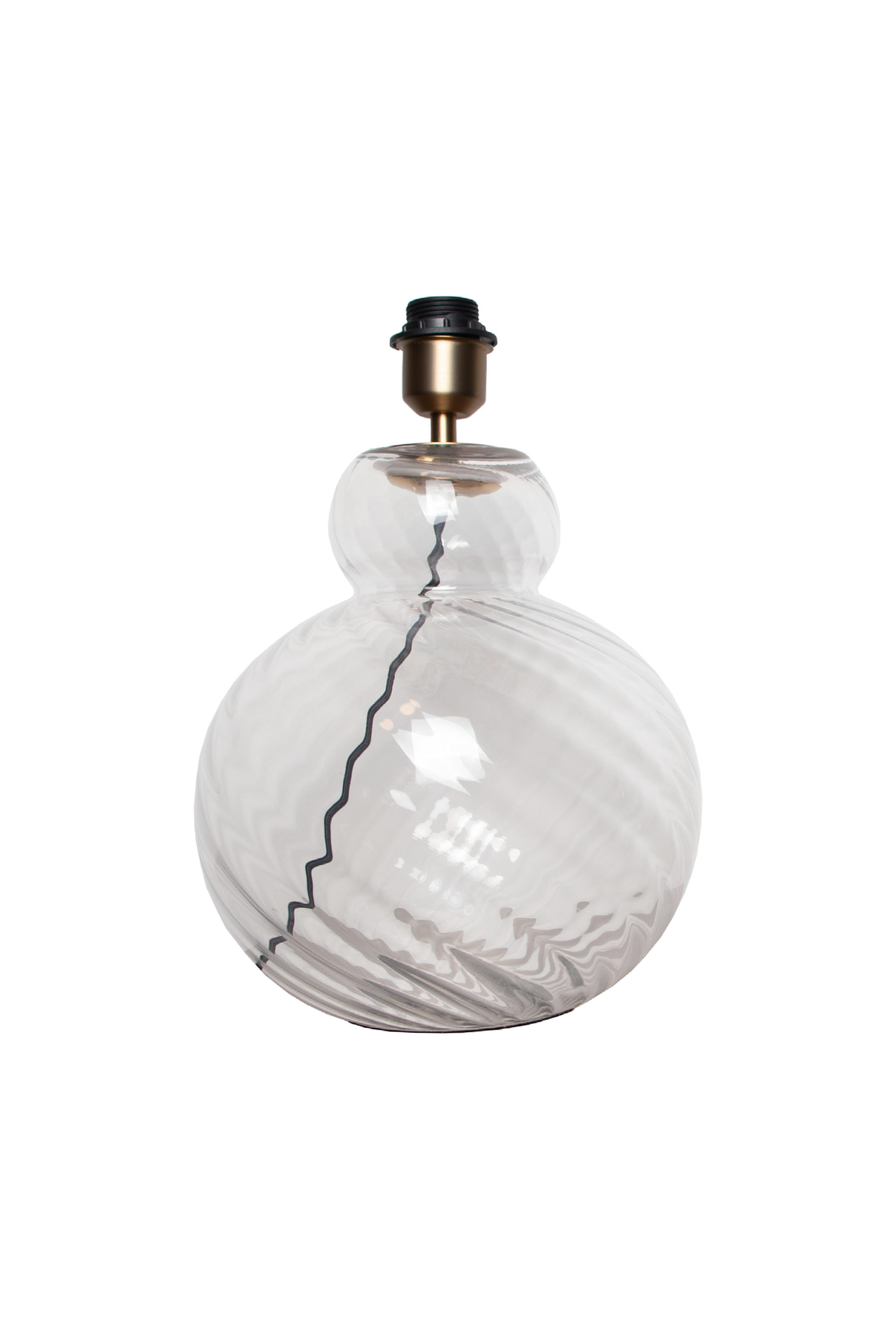 Bordlampe med mundblæst, transparent glasfod i rund form med bølget struktur. Lampen har en messingfarvet fatning og sort ledning, og er vist uden lampeskærm.