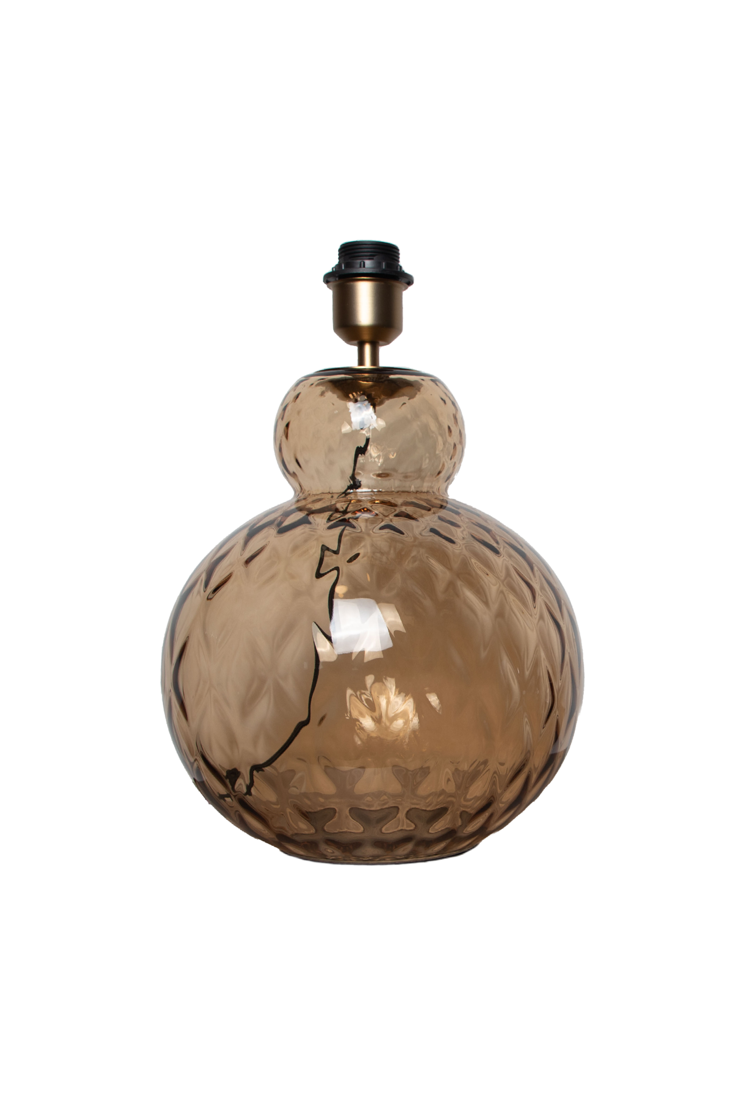 Bordlampefod i mundblæst glas med mønstret overflade i en varm ravfarvet tone. Lampen har en rund form med en mindre kugle ovenpå og en fatning i messingfinish, klar til montering af lampeskærm.