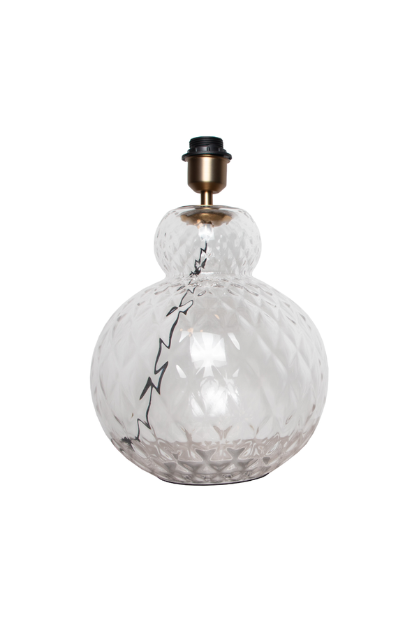 Bordlampe i klart, transparent glas med et smukt facetslebet diamantmønster. Lampen har en rund, dobbeltbuet form og er udstyret med en messingfatning i toppen.