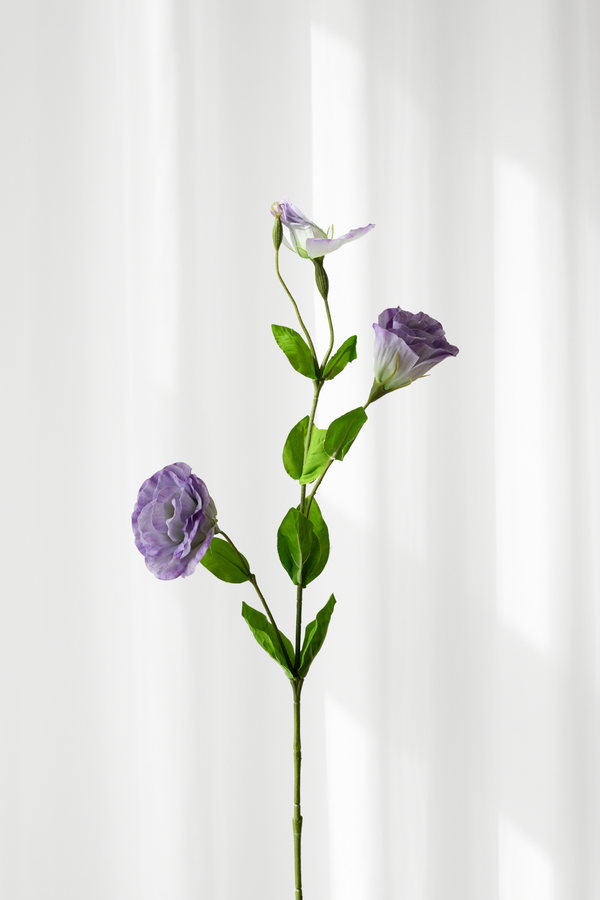 Lisianthus stilk i lilla. Kunstig stilk med naturtro detaljer.