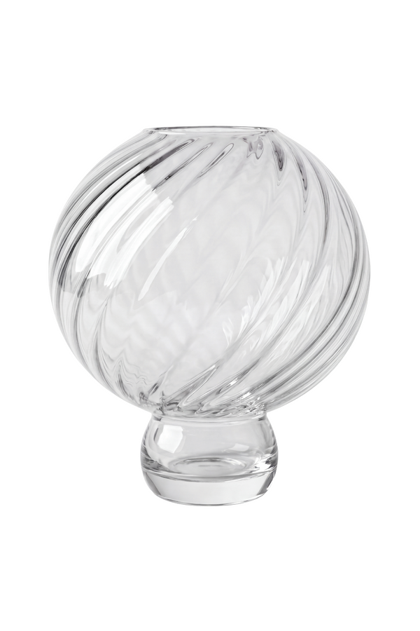 Meadow vasen i klar i den store størrelse. Vasen er i mundblæst glas med swirl mønster og karakteriseret med sin lille runde fod og runde top. Vasen er fra Specktrum.