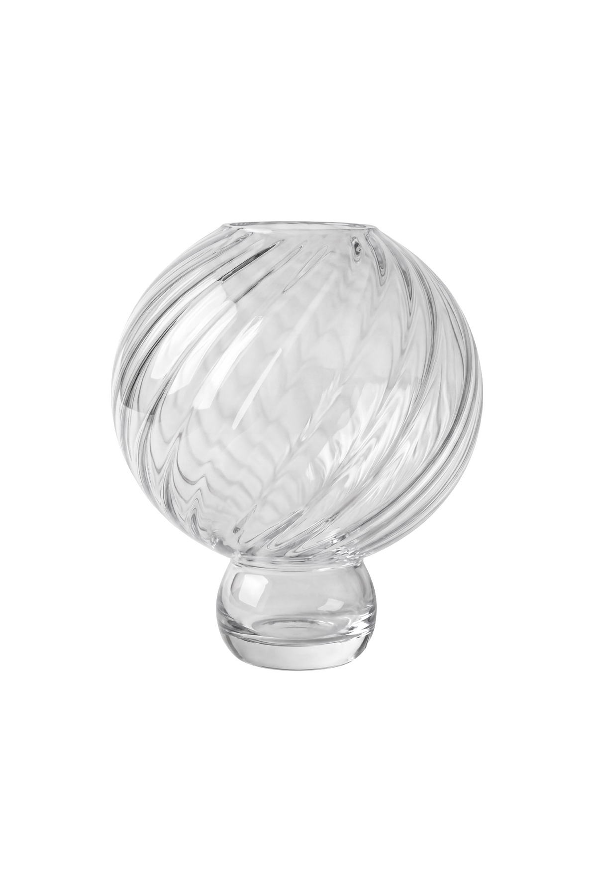 Meadow vasen i klar i den mellem størrelse. Vasen er i mundblæst glas med swirl mønster og karakteriseret med sin lille runde fod og runde top. Vasen er fra Specktrum.