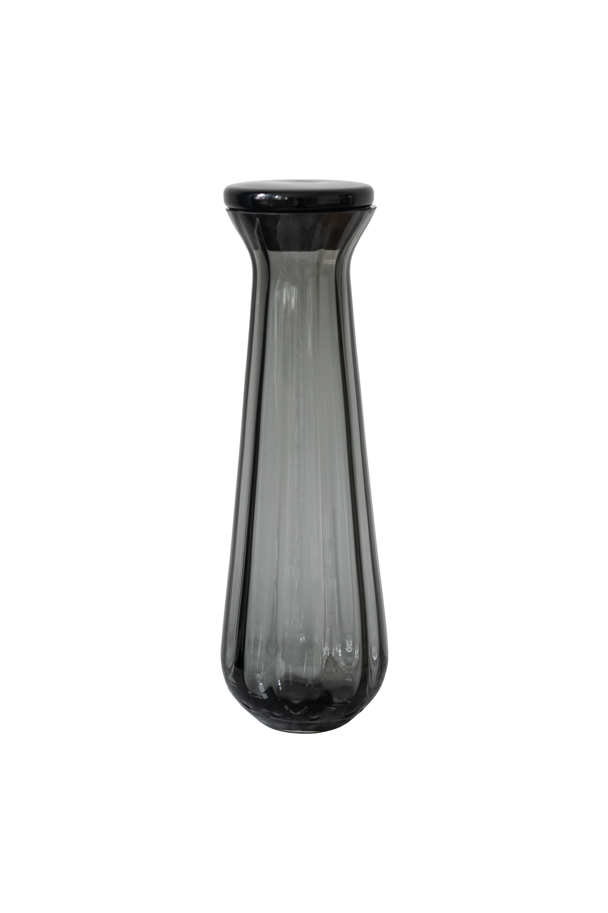 Meadow glaskaraffel i grå fra Specktrum. Karaflen er i mundblæst glas og med låg. Karaflen har et rillet mønster som resten af Meadow kollektionen.