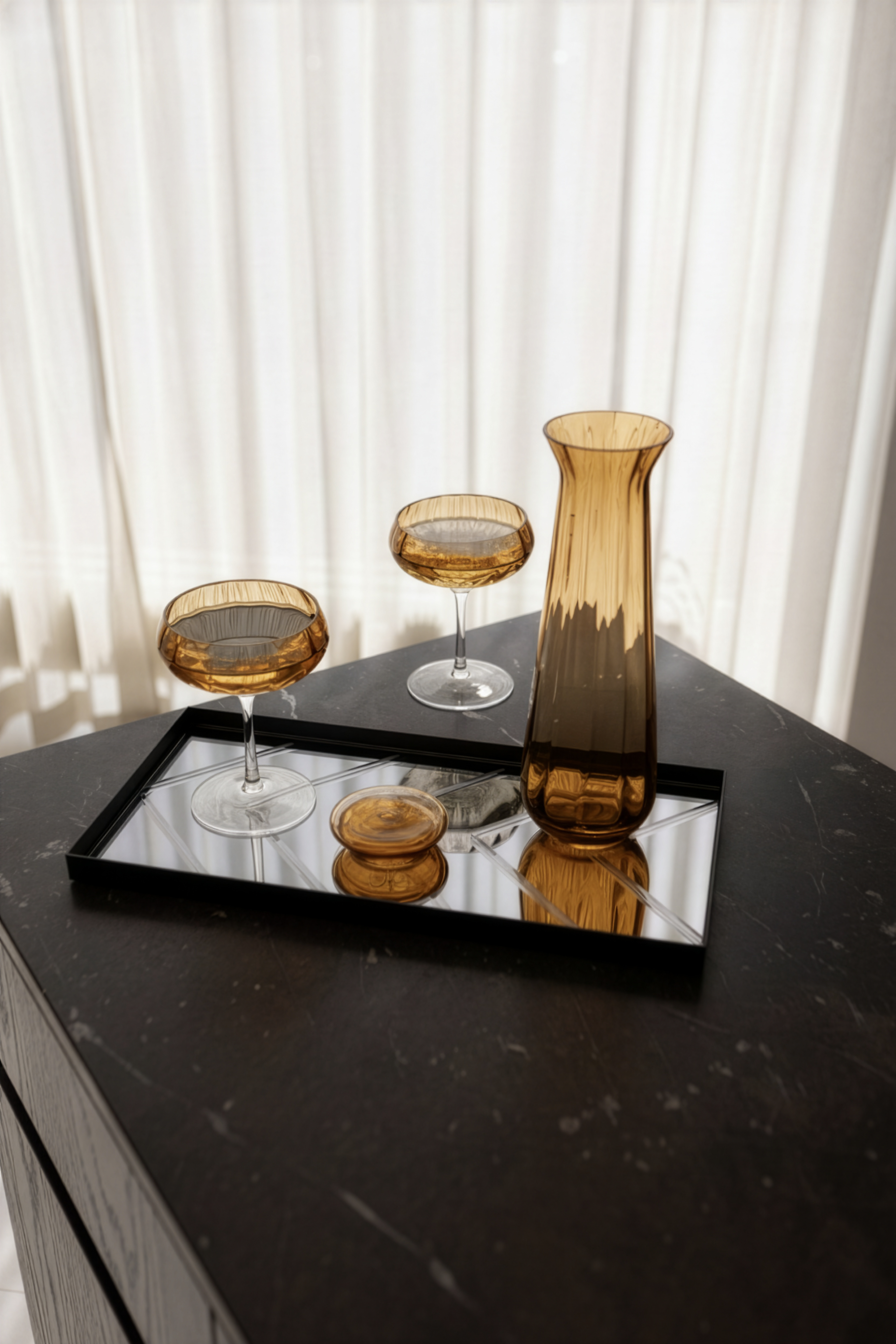 Meadow karaffel i amber med riller i glasset. Karaflen er mundblæst. Karaflen er stylet på en spejlbakke med to amber cocktailglas.