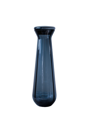 Blå Meadow karaffel i mundblæst glas fra Specktrum. Karaflen er slank, og har et rillet mønster samt et glaslåg.