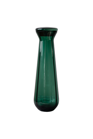 Meadow karaffel i mundblæst glas fra Specktrum i farven grøn. Karaflen har bløde former, der passer til resten af Meadow serien. Karaflen har et linjet mønster og et låg i glas.