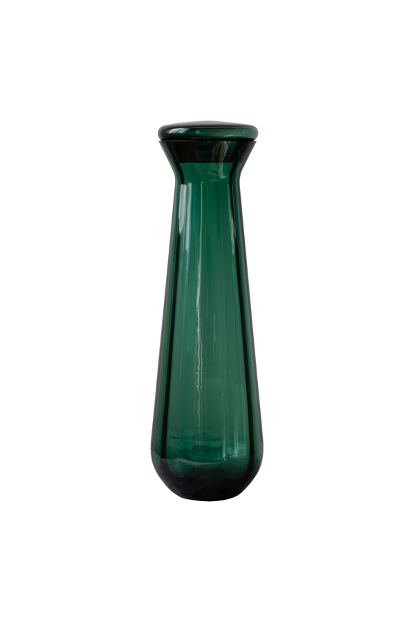 Meadow karaffel i mundblæst glas fra Specktrum i farven grøn. Karaflen har bløde former, der passer til resten af Meadow serien. Karaflen har et linjet mønster og et låg i glas.