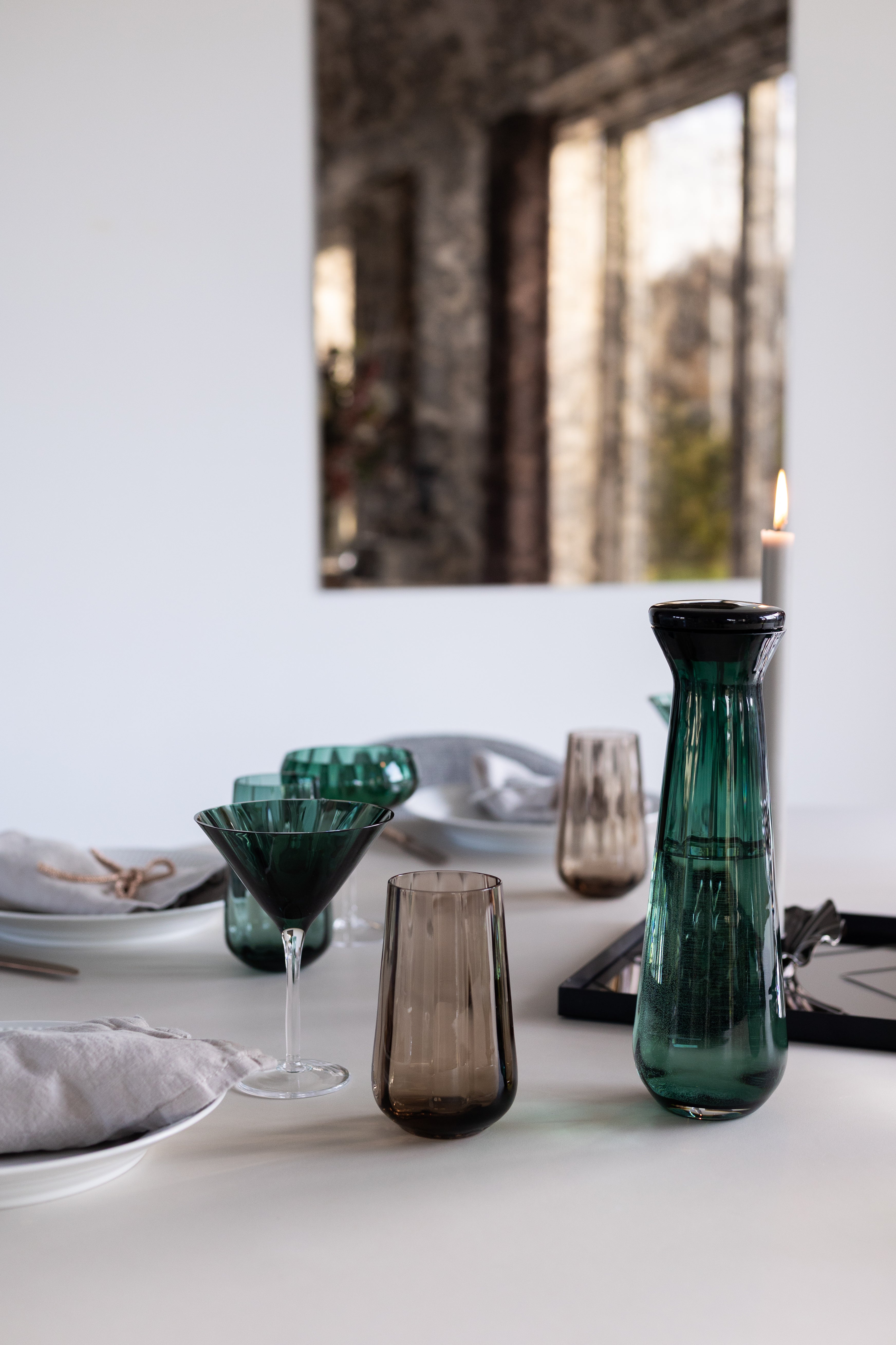 Mundblæst Meadow drikkeglas i høj i farven topaz, stylet med grønne glas fra samme kollektion. 