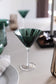 Mundblæst Meadow martiniglas i grønt glas med riller. Glasset er stylet sammen med andre glas fra Meadow serien.