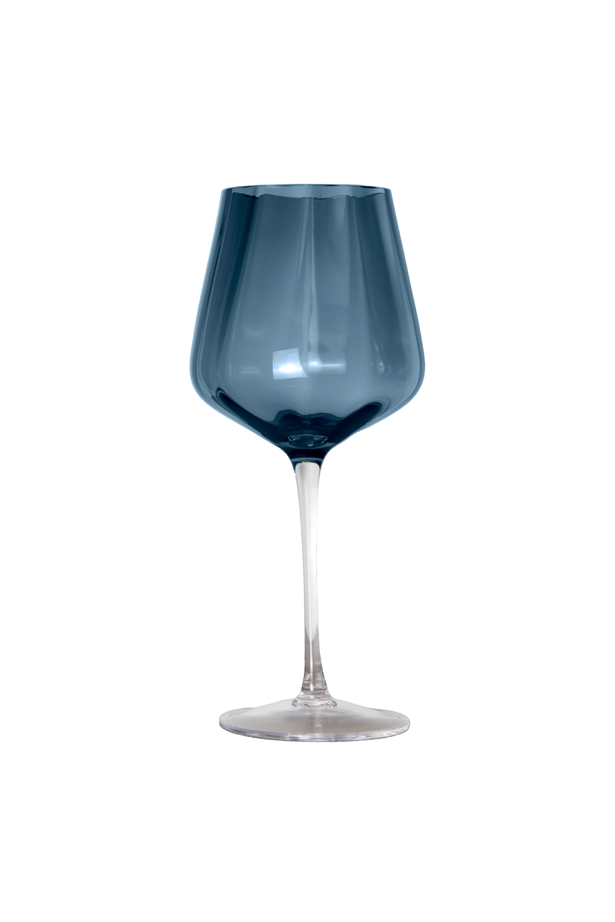 Billedet viser et rødvinsglas i blå farvet glas. Glasset har en klassisk tulipanform med let buede sider, en lang stilk og rund fod. Glasset er enkelt stillet op mod en hvid baggrund.