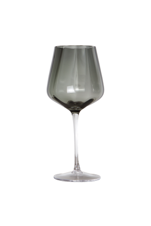 Et rødvinsglas i røggrå farvet glas. Glasset har en høj, slank stilk, rund fod og et rummeligt bæger med let buede sider, designet til servering af rødvin.