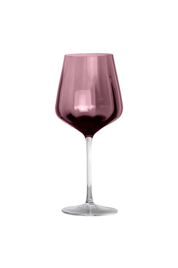 Et Meadow rødvinsglas i rosa nuance står frit mod en hvid baggrund. Glasset har en klar stilk og fod, mens bowlen er farvet i en dyb rosa tone.