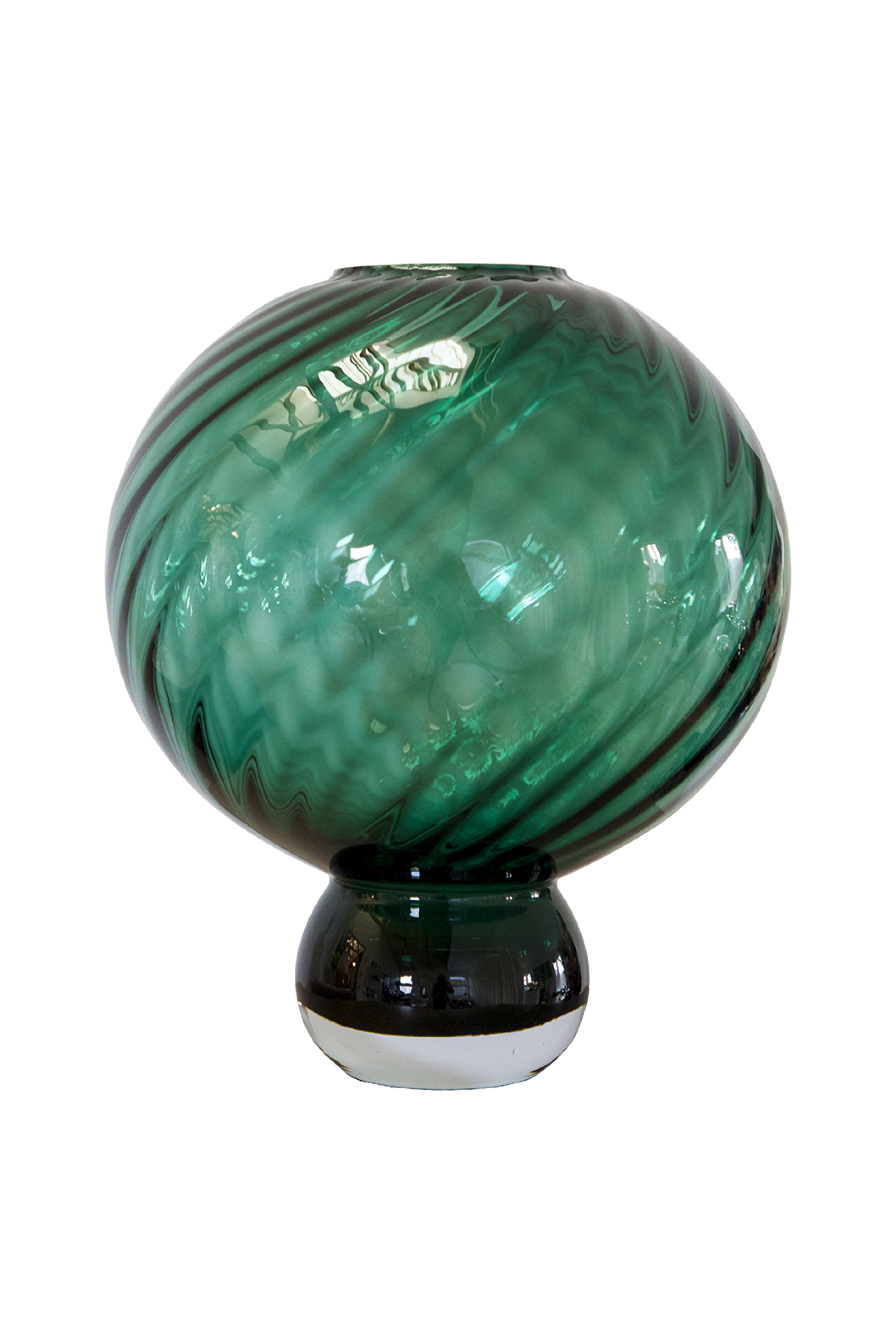 Grøn glasvase med rund, bred krop og kugleformet fod, dekoreret med snoede striber i glasset.