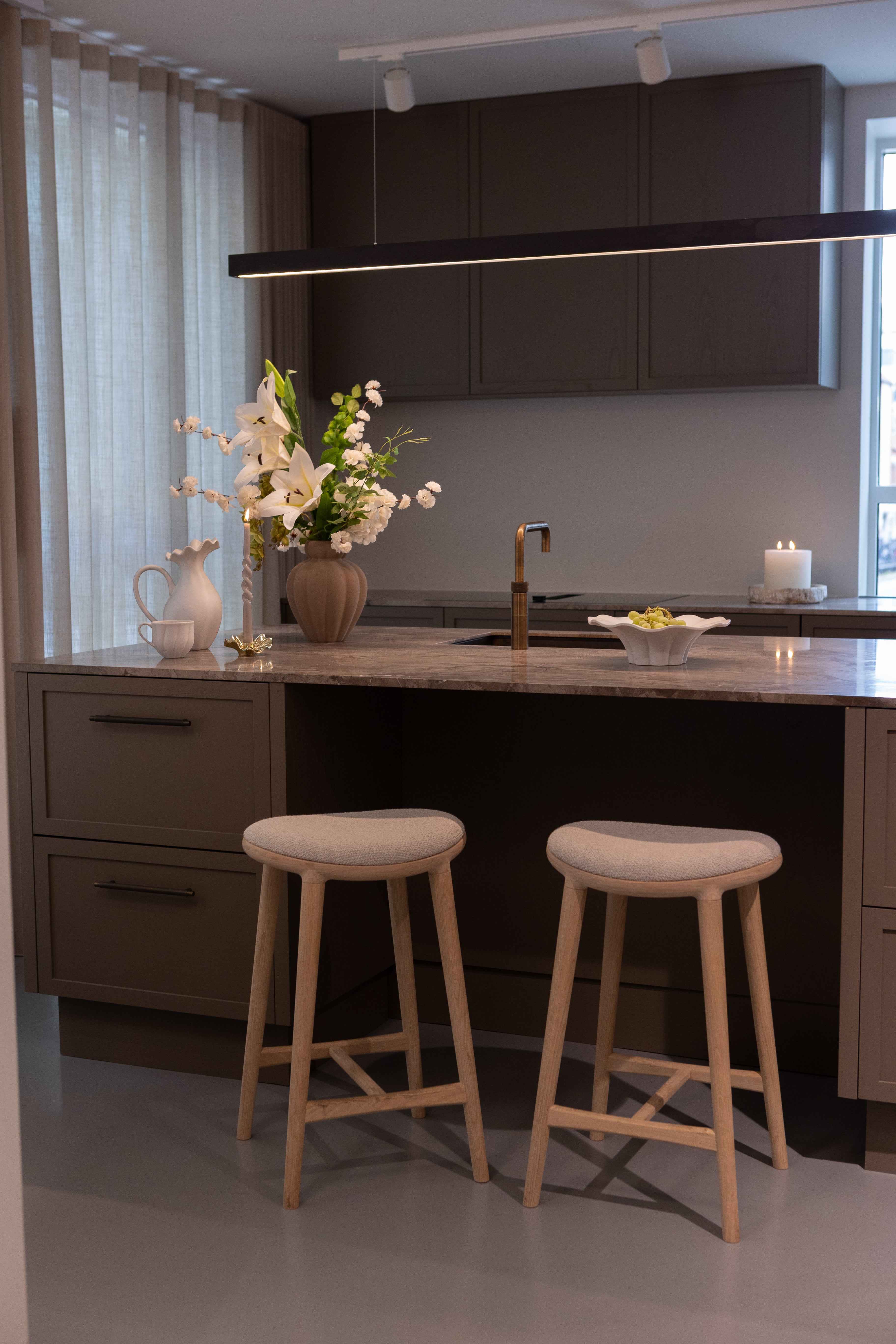 Nohr Barstol - Sæbebehandlet Eg | Hvid Bouclé