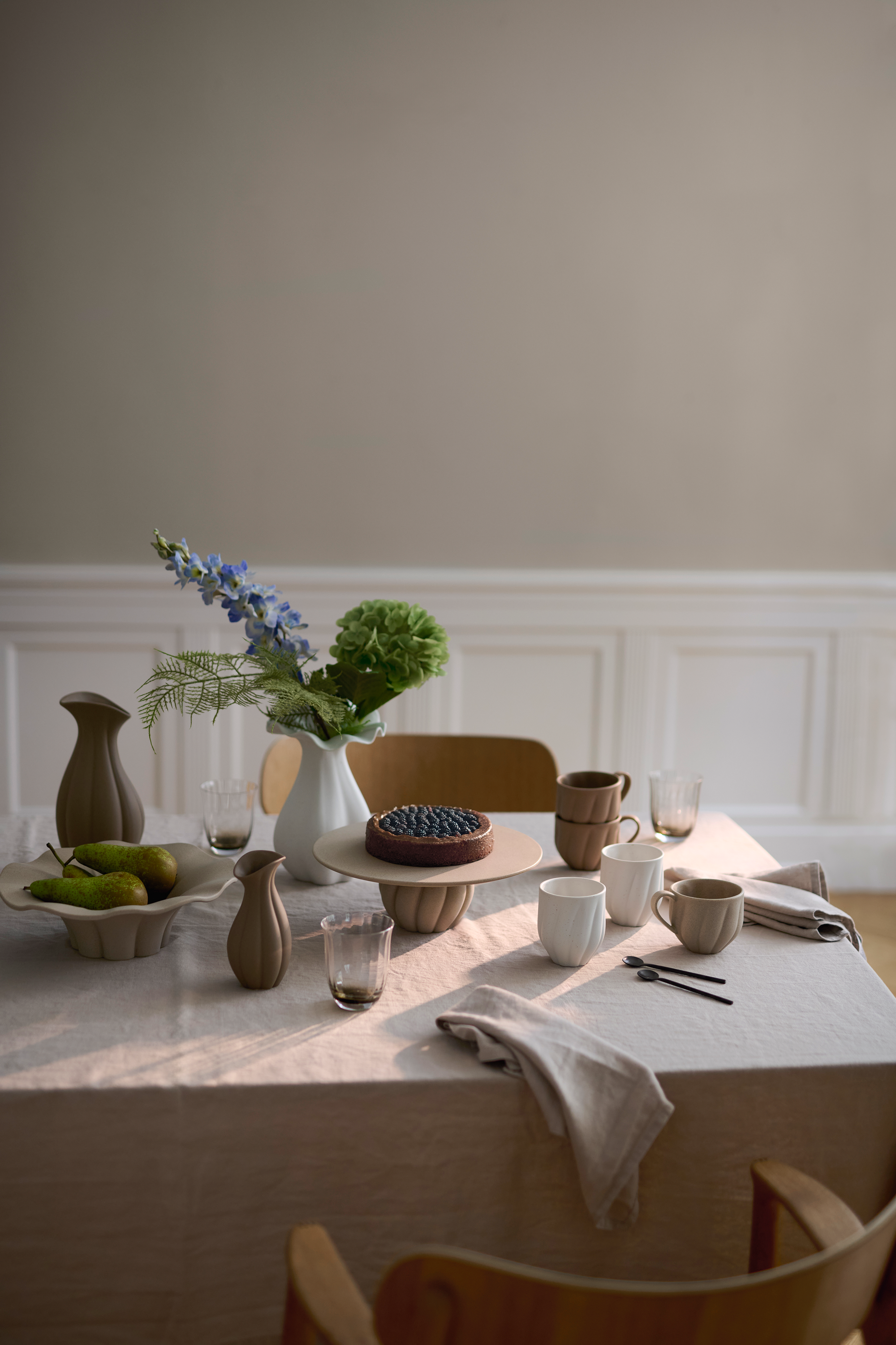 Stemningsbillede af Nellie mælkekanden i brun sammen med andre designs fra Specktrum.