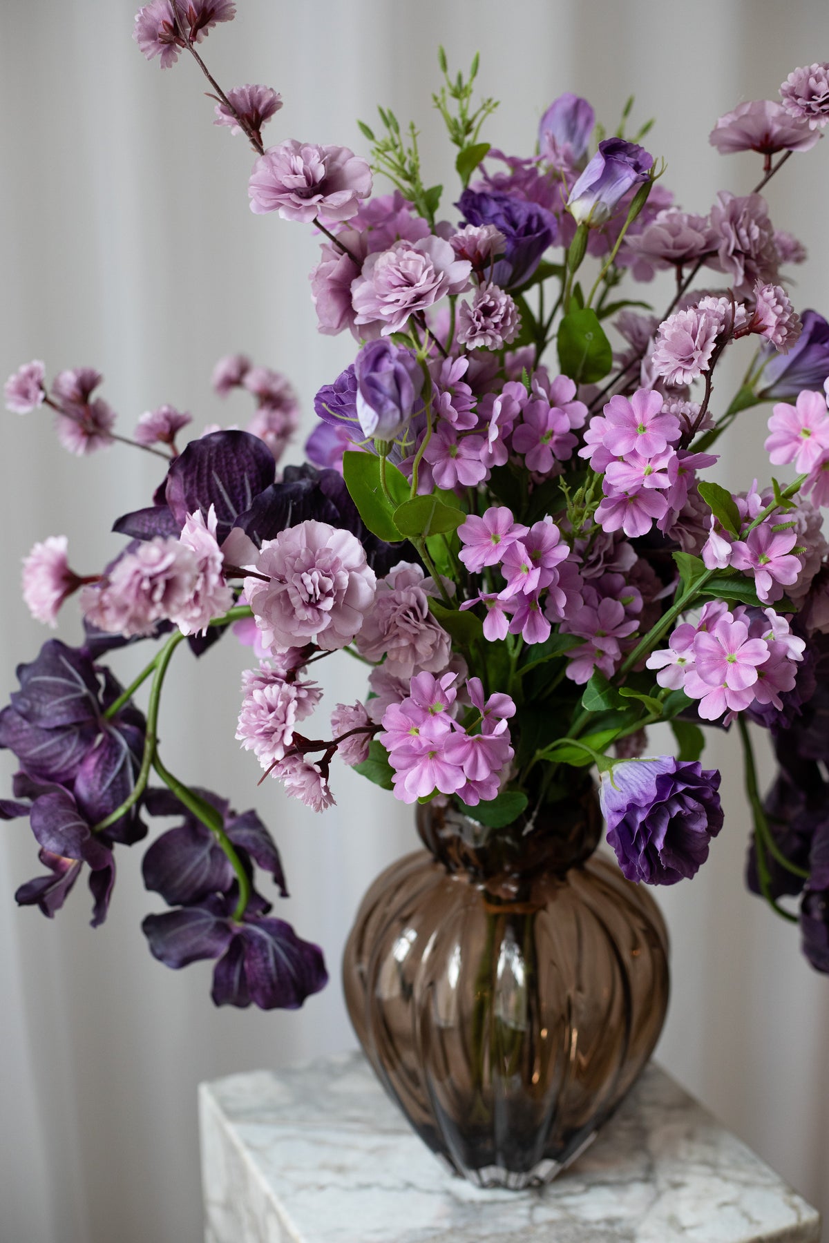 Nærbillede af Buket Lilla Skønhed i Mellem, som bestyr af lilla, naturtro blomster fra Specktrum.