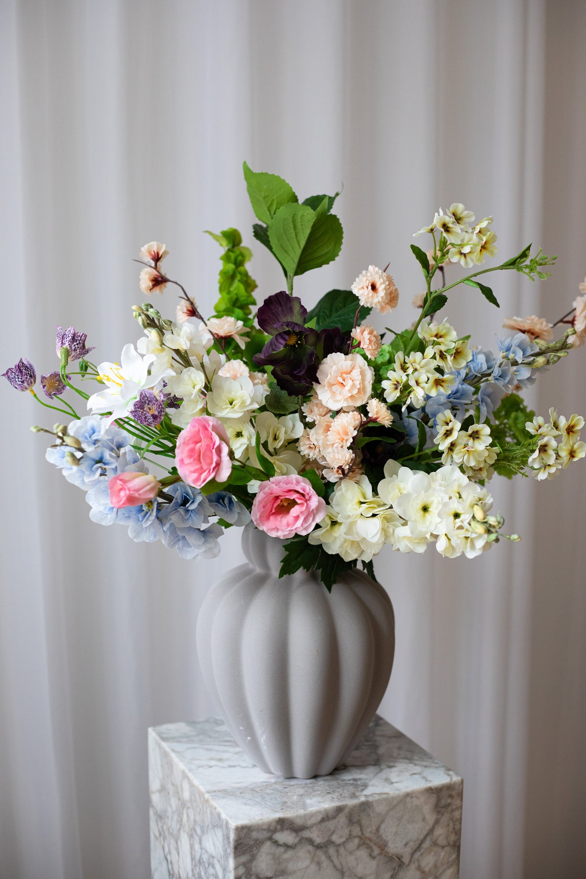 Nærbillede af Buket Markblomst i farverige toner, og skabt af naturtro blomster fra Specktrum.