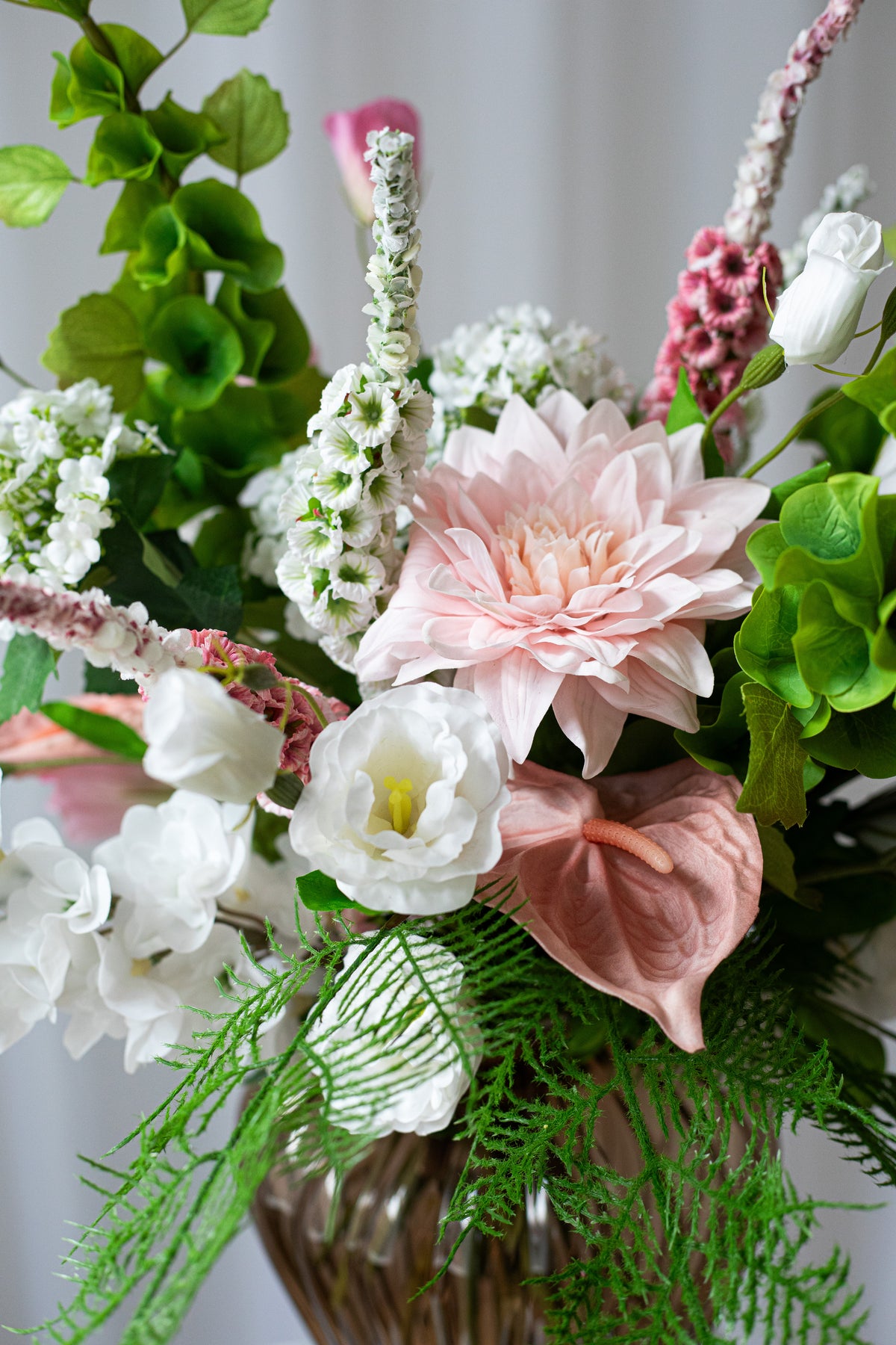 Nærbillede af Buket Pragtfuld, der viser den kunstige bukets naturtro blomster og smukke farver; lyserød, grøn og hvid.