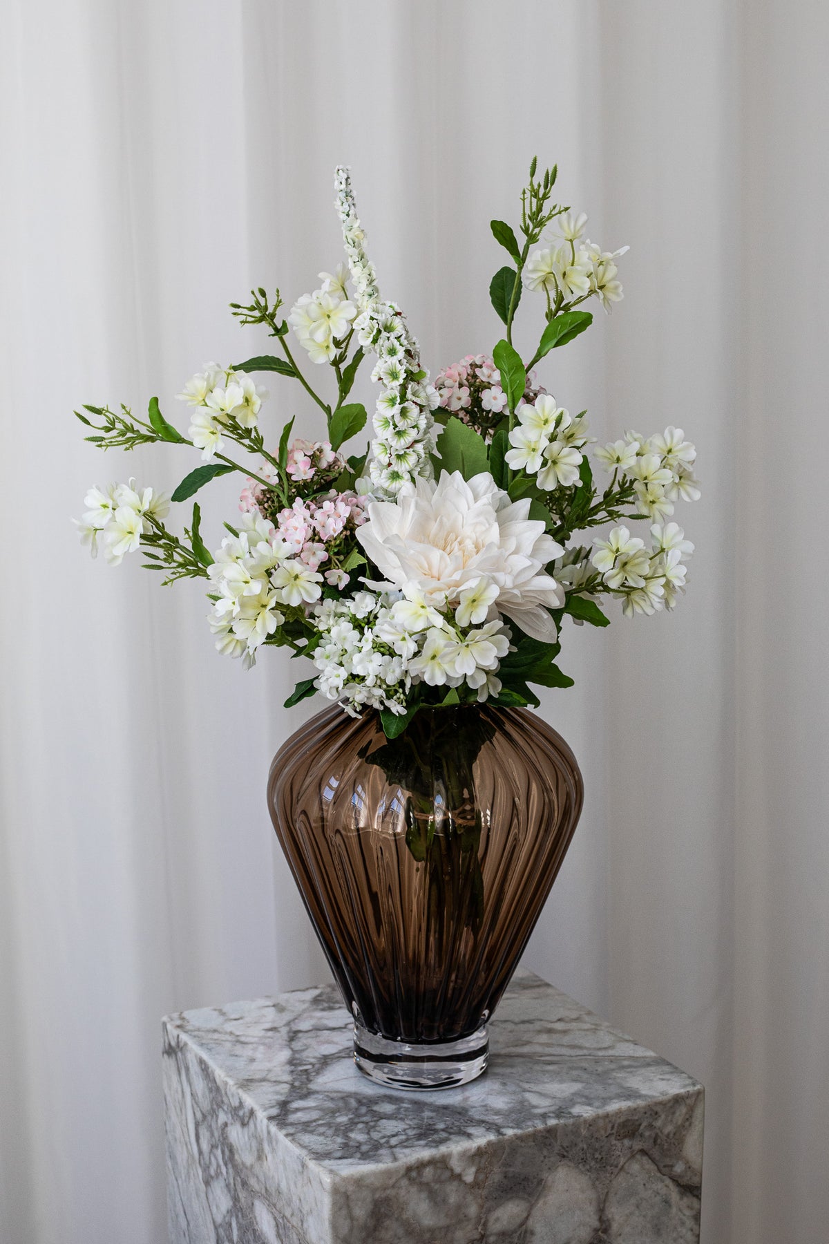 Nærbillede af den naturtro, kunstige buket, der er lavet med dahlia, hortensiagren og andre lyse og luftige stilke fra Specktrum.