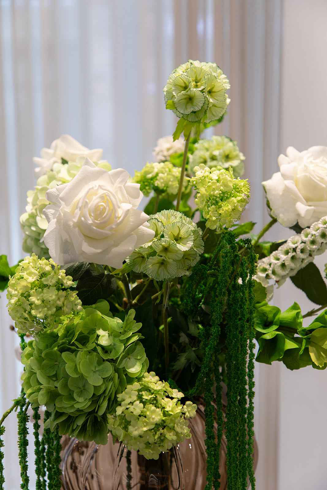 Stor og smuk kunstig buket fra Specktrum i hvide og grønne nuancer.