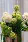 Stor og smuk kunstig buket fra Specktrum i hvide og grønne nuancer.