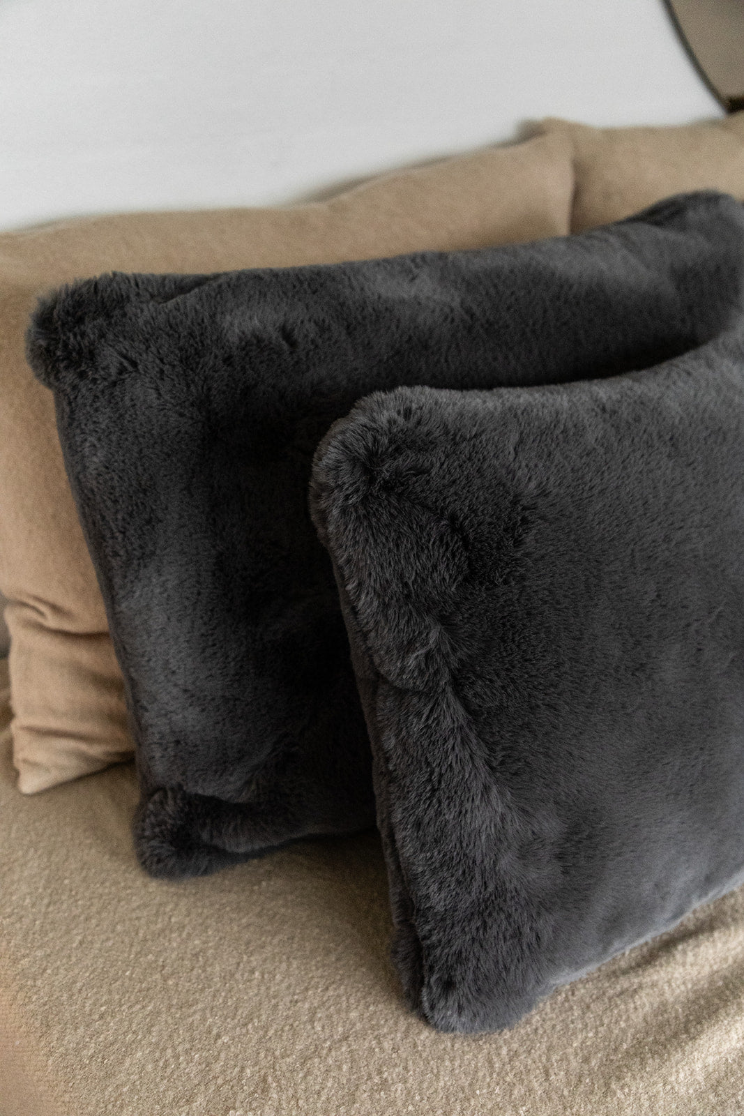 Nærbillede Adalyn puder i mørkegrå.