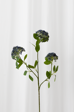 Naturtro kunstig bærgren med tre hoveder med blå blomster og grønne blade med høj detaljegrad. Naturtro blomster til konkurrencedygtige priser.