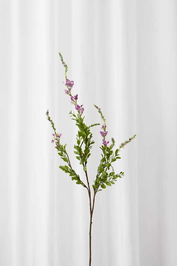 Naturtro kunstig sage gren med lilla/pink blomster og grønne blade med høj detaljegrad.