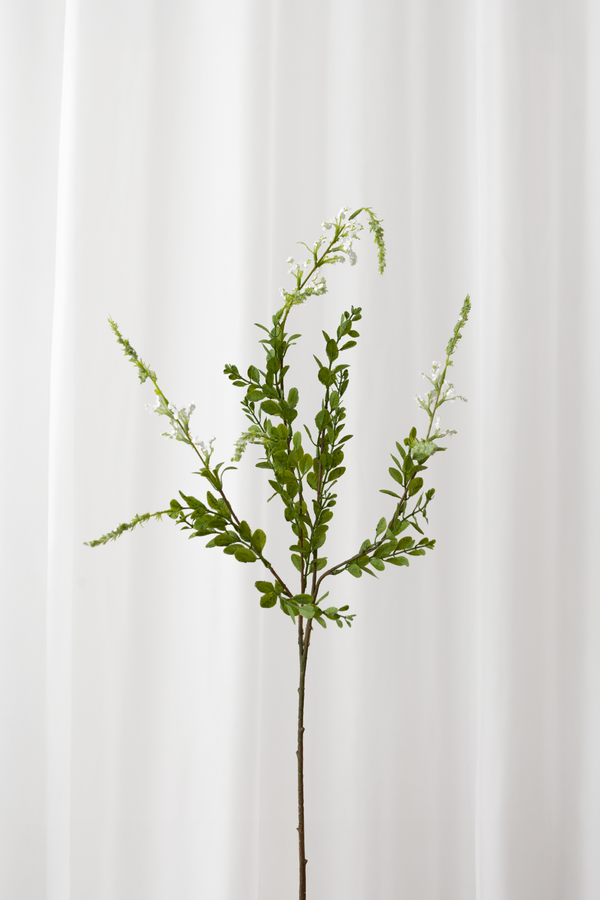 Naturtro kunstig sage gren med hvide blomster og grønne blade med høj detaljegrad. Naturtro blomster til konkurrencedygtige priser.
