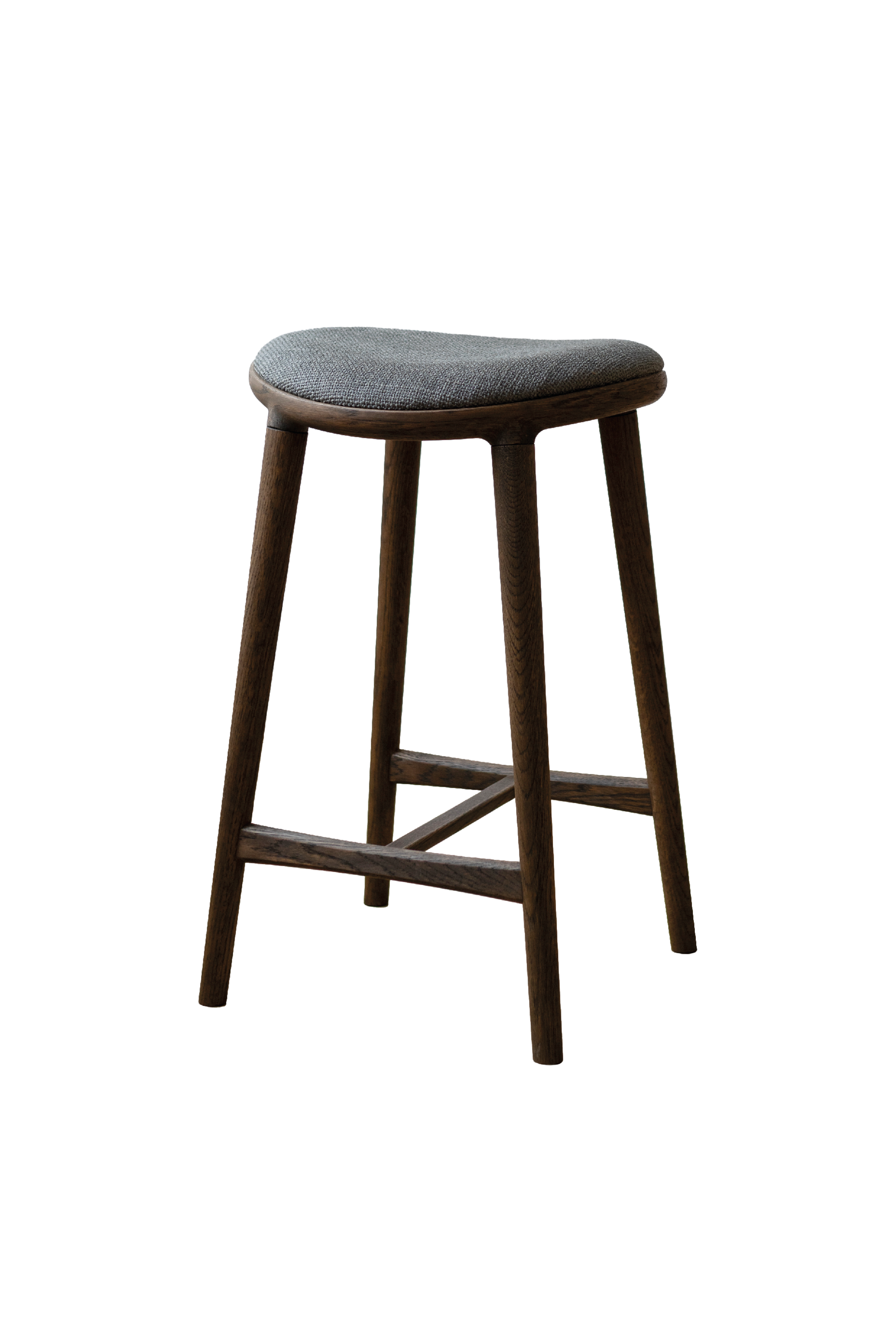 Nohr barstol i mørkolieret eg med polstret sæde i gråt tekstil. Designet af Specktrum.