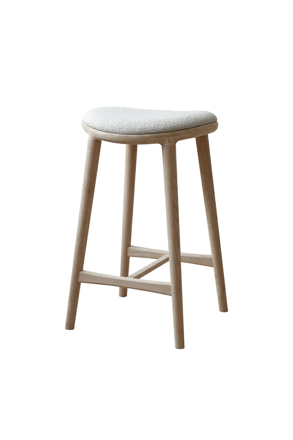 Nohr barstol i massivt egetræ med en sæbebehandlet overflade og hvidt boucle sæde. Dansk design, produceret i Europa.