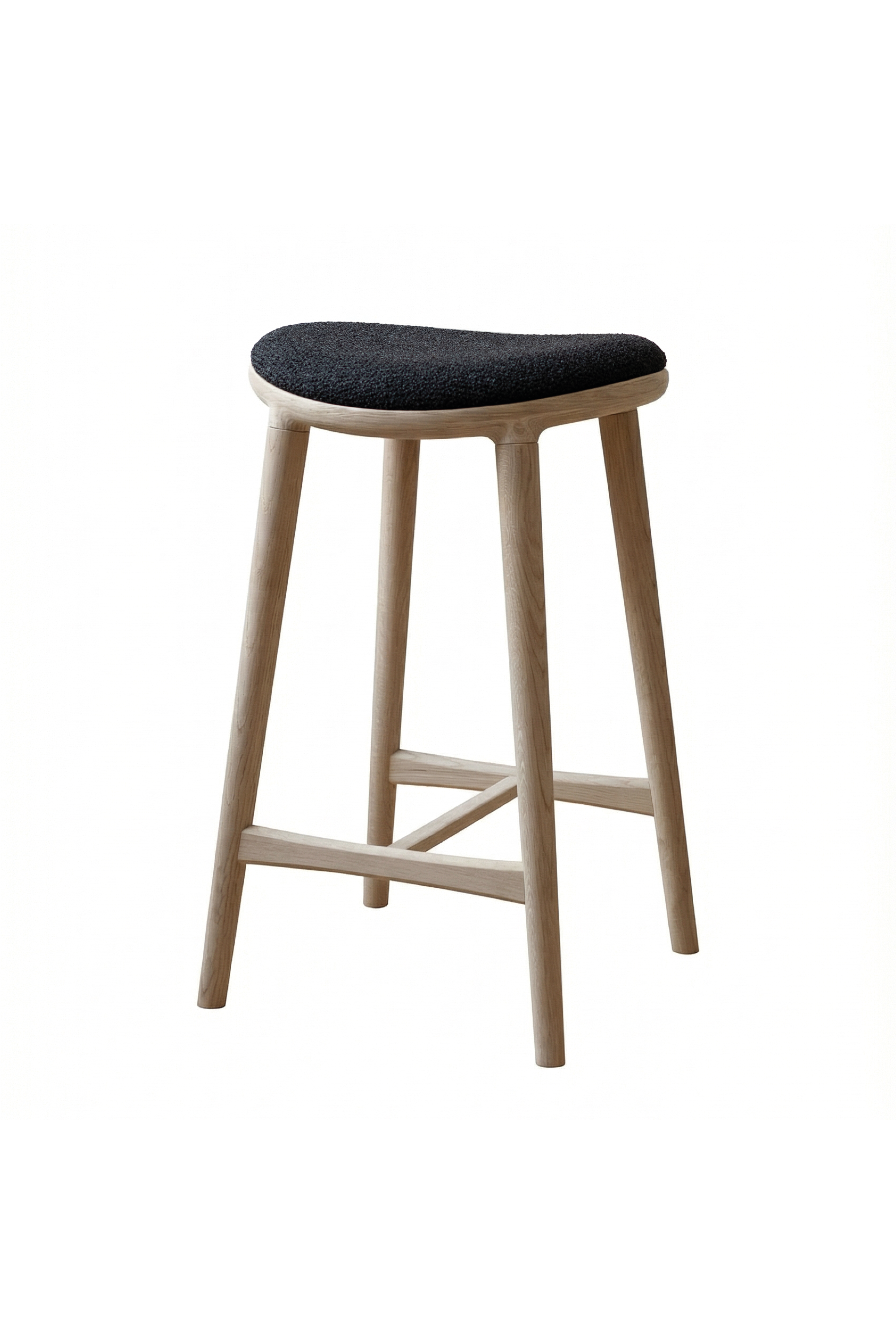 Nohr Barstol fra Specktrum i sæbebehandlet eg med sort boucle på sædet. Stolen er FSC-certificeret.
