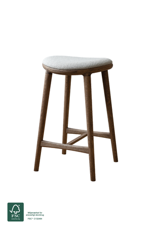 Nohr Barstol fra Specktrum i brunolieret eg med hvid boucle på sædet. Træet er FSC-certificeret.