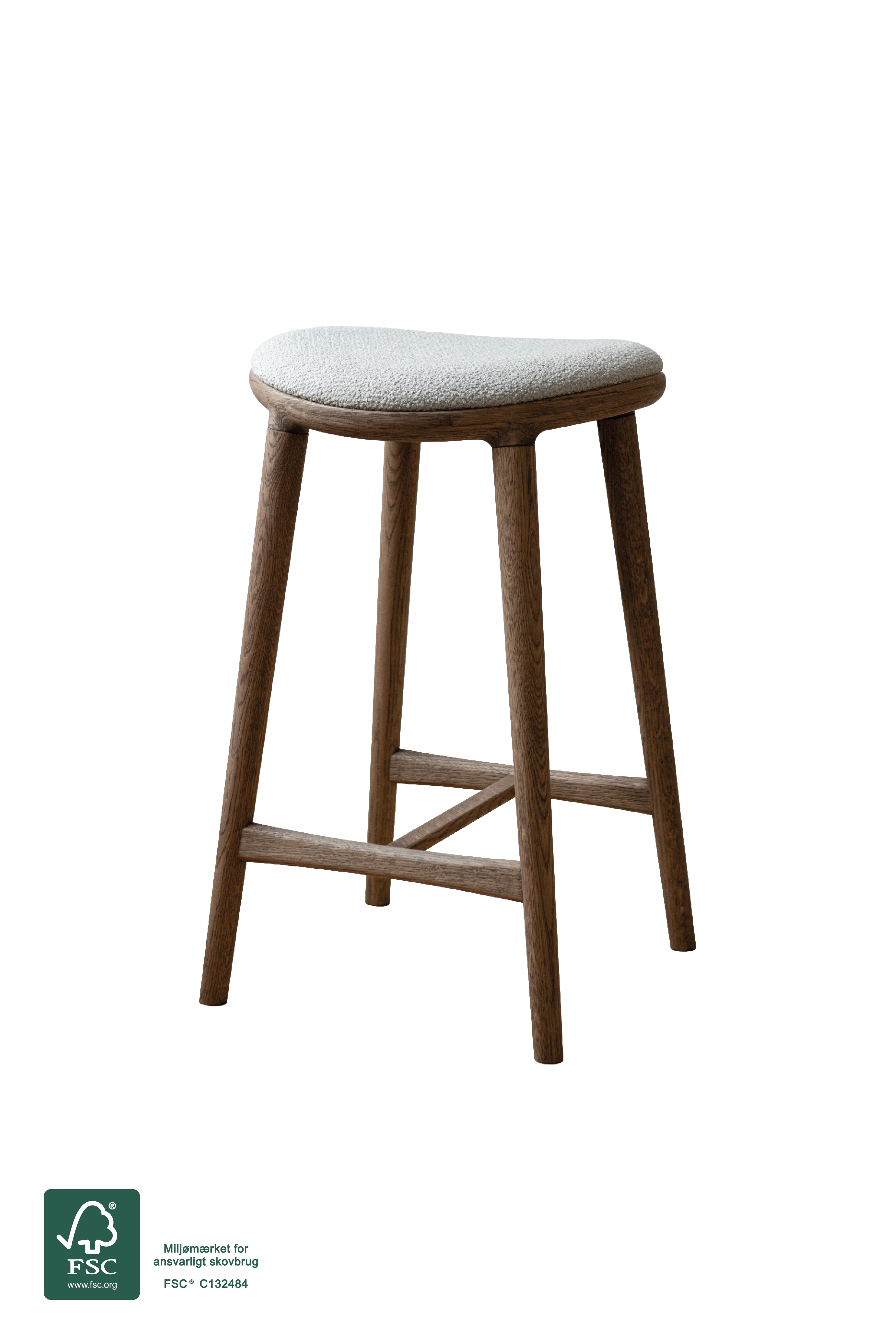 Nohr Barstol fra Specktrum i brunolieret eg med hvid boucle på sædet. Træet er FSC-certificeret.