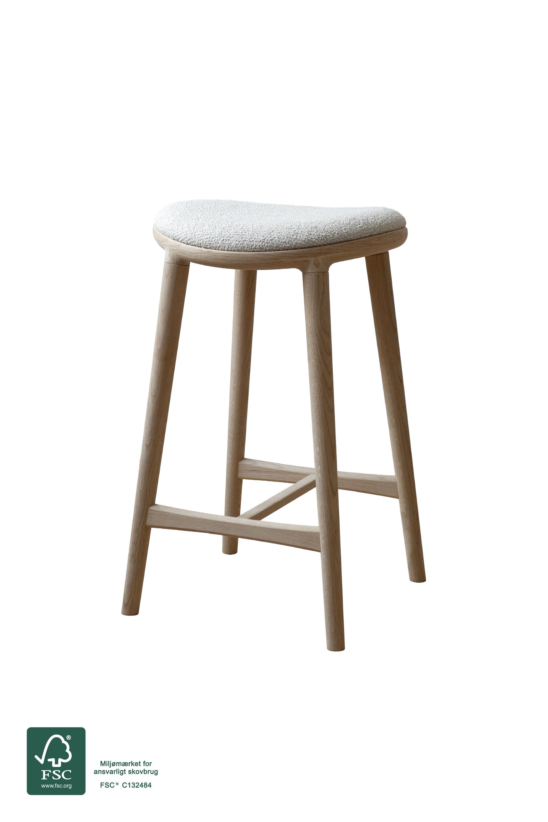 Nohr barstol i sæbebehandlet eg med hvid boucle polstring. Træet er FSC-certificeret.