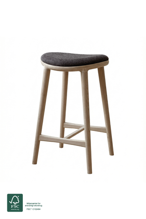 Nohr Barstol fra Specktrum i sæbebehandlet eg med mørkebrunt tekstil på sædet. Stolen er FSC-certificeret.