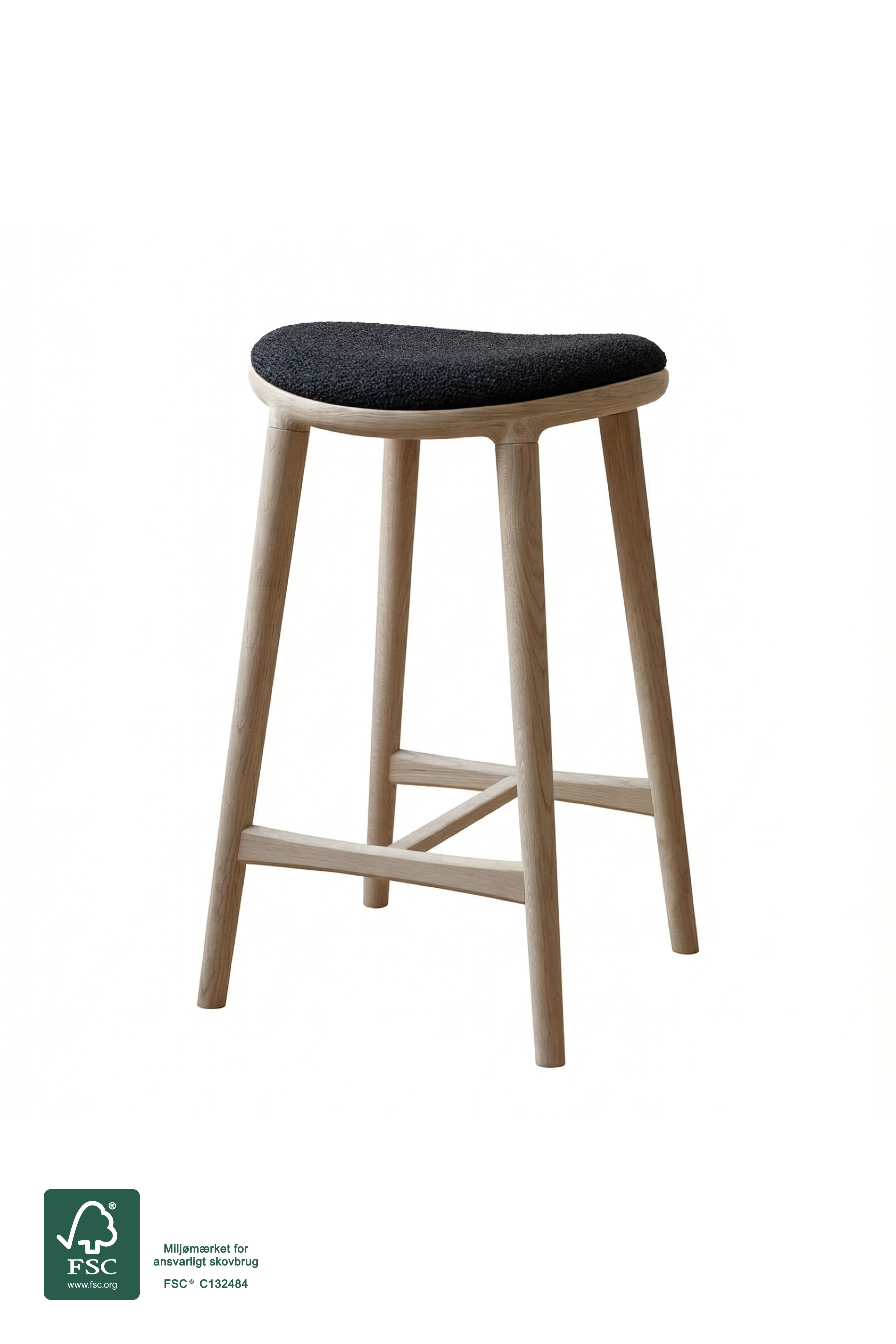 Nohr Barstol fra Specktrum i sæbebehandlet eg med sort boucle på sædet. Stolen er FSC-certificeret.