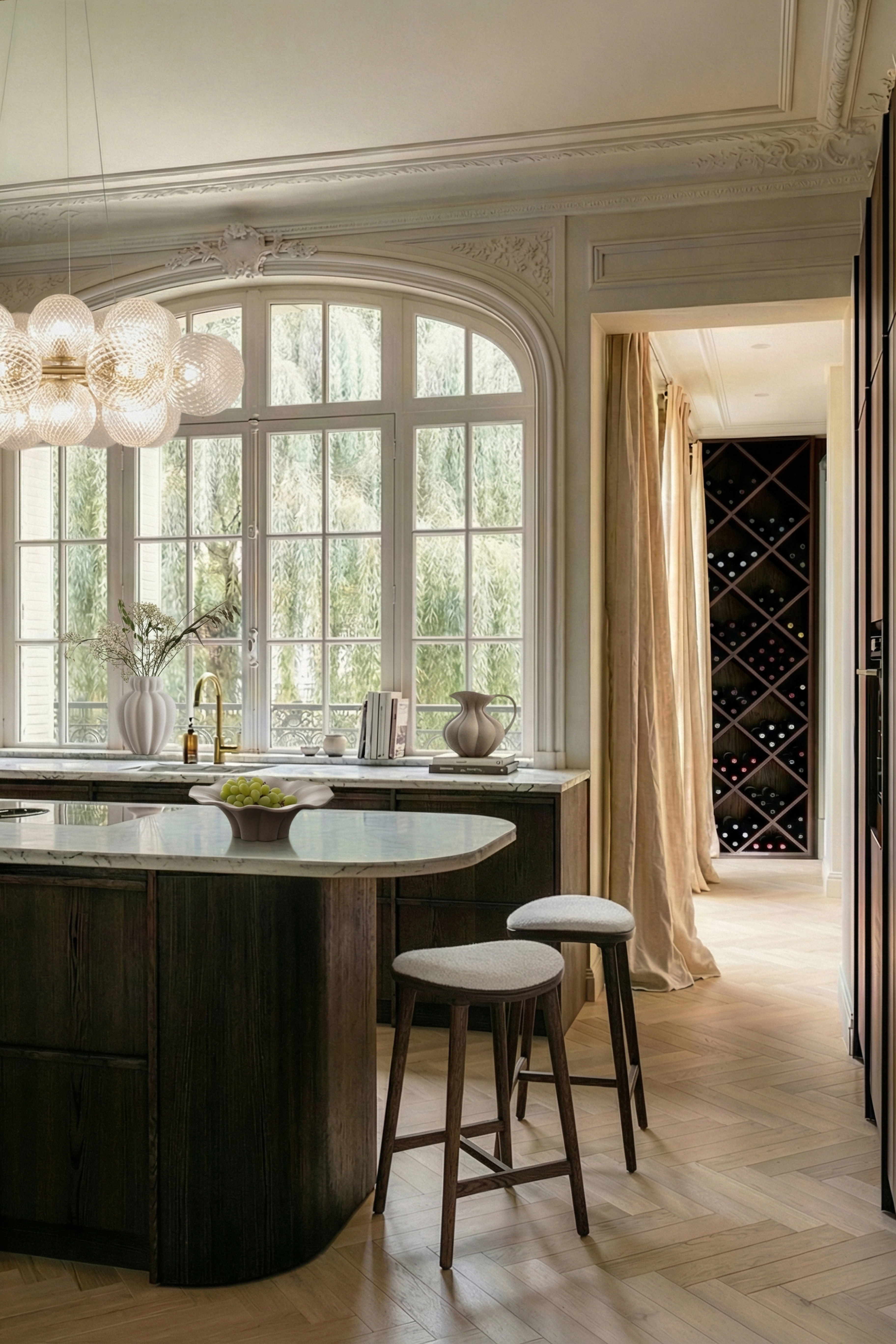 Køkken stylet med Nohr barstole fra Specktrum i mørkolieret egetræ med hvid boucle på sædet ved køkkenøen. 