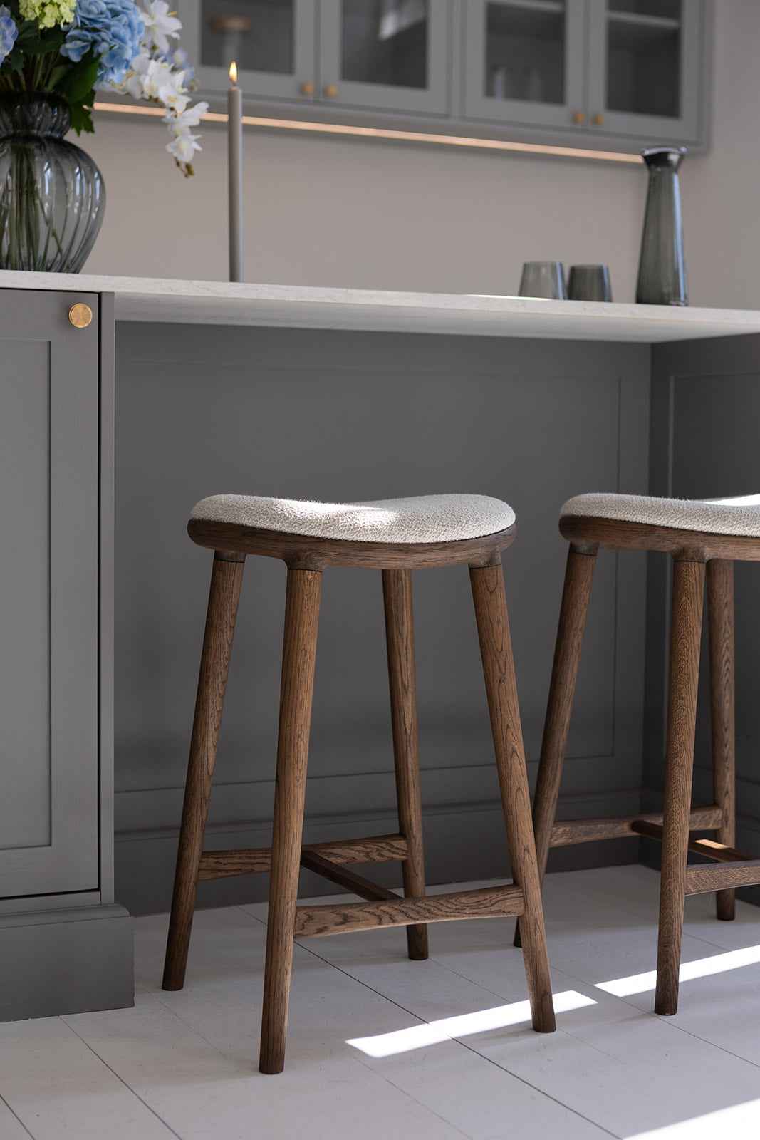 Nohr Barstol - Mørkolieret Eg | Hvid Bouclé