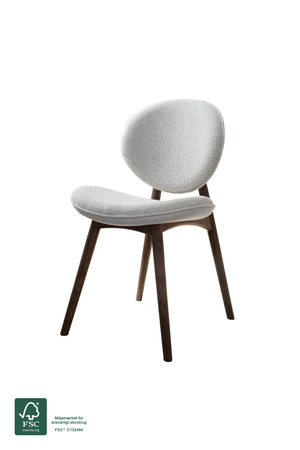 FSC-certificeret spisebordsstol fra Specktrum i mørkolieret egetræ, lavet af dygtige, europæiske håndværkere. Sæde og ryglæn er polstret i hvid boucle, for en behagelig siddekomfort.