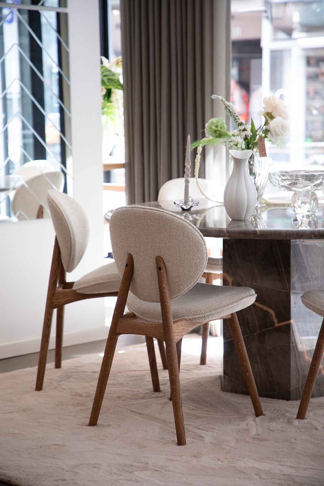 Nohr spisebordsstol - Brunolieret Eg | Hvid Bouclé