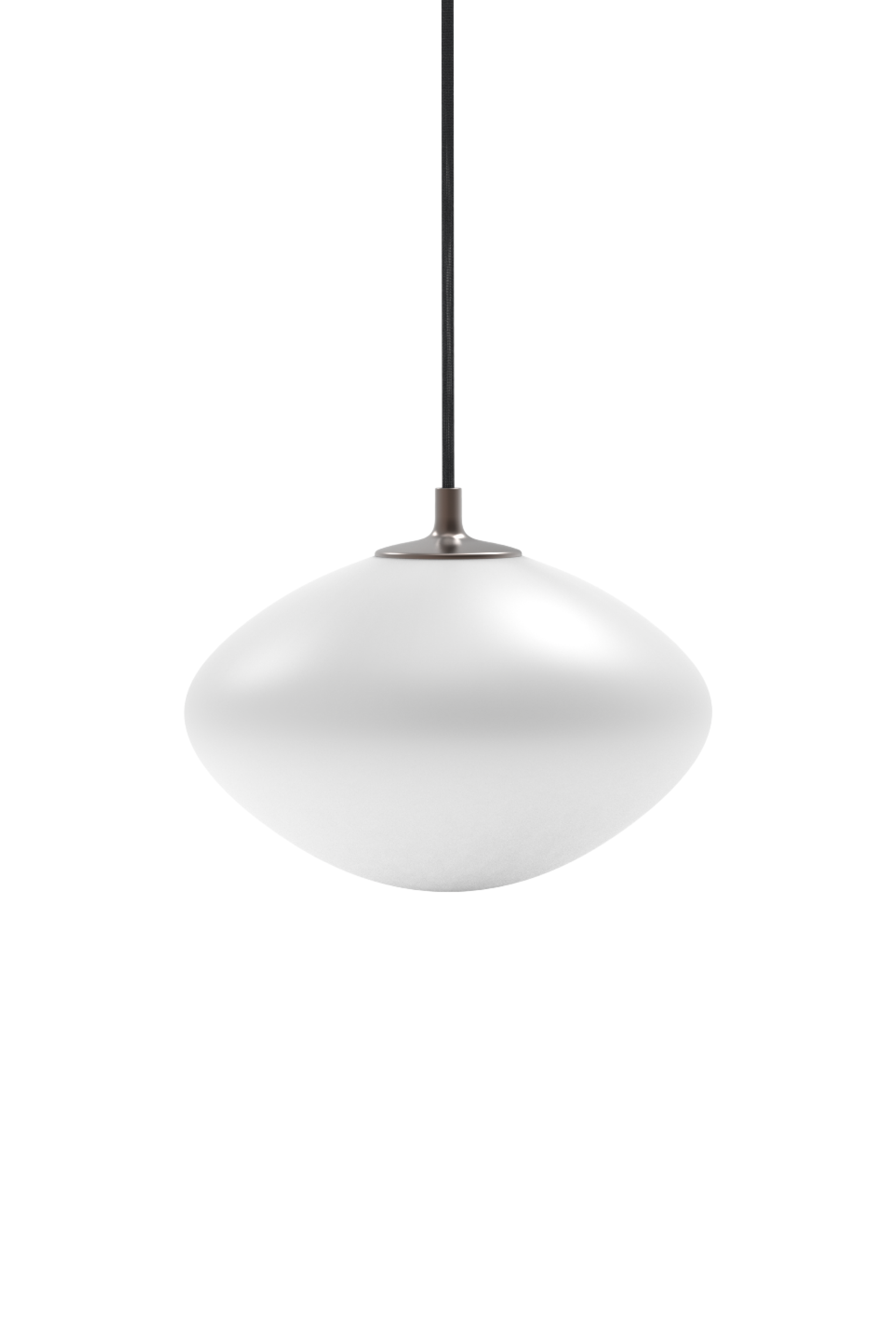 Moderne pendellampe med rund, fladtrykt skærm i hvidt opalglas, sort ledning og top i mørk metalfinish, fotograferet mod hvid baggrund.