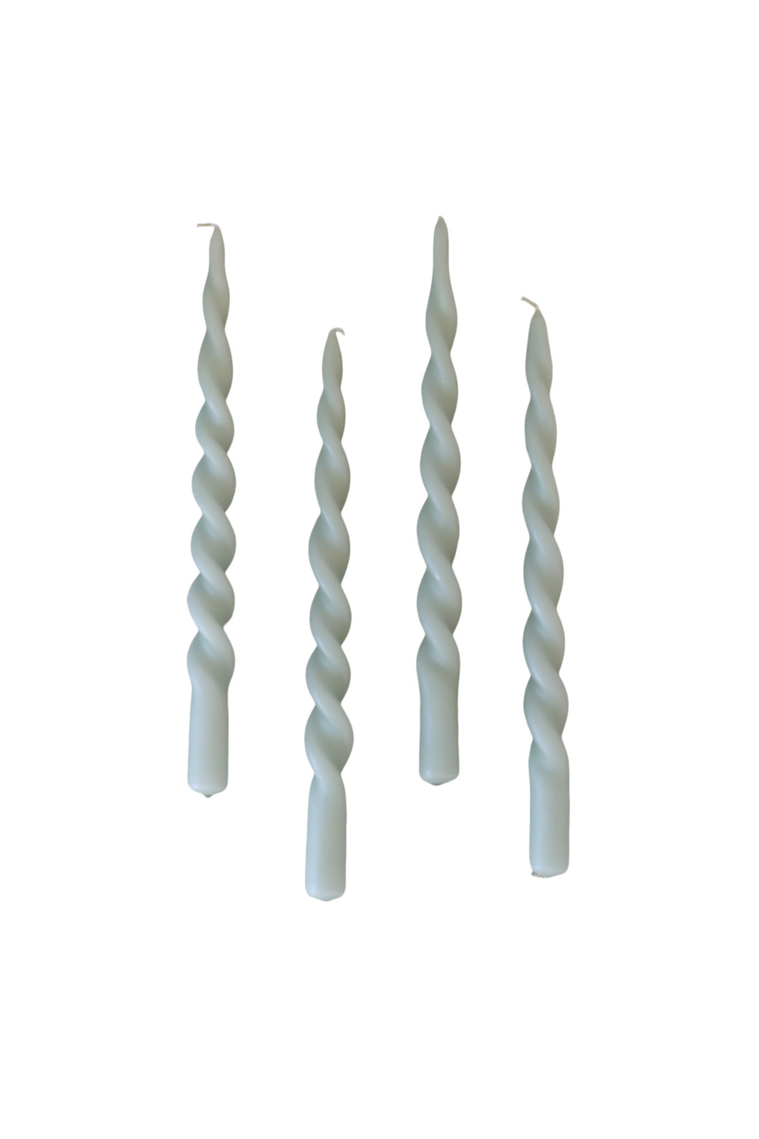 Fire snoede stearinlys i farven emeraldgrøn.